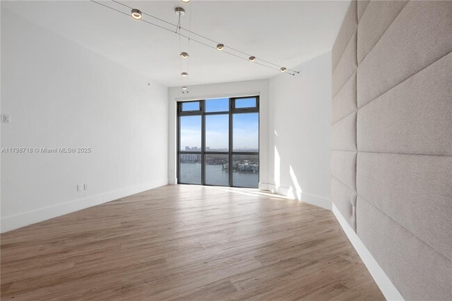 Building Photo - 17301 Biscayne Blvd