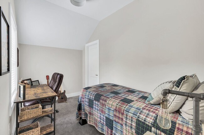 Building Photo - 1016 Sycamore Rdg E