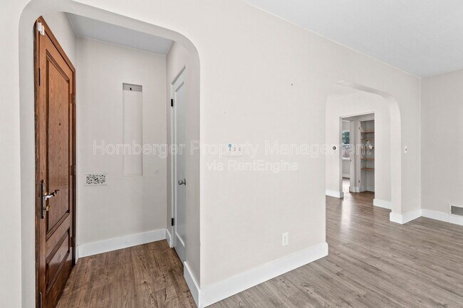 Building Photo - 807 E 40th Ave