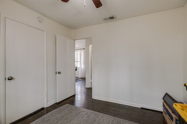 Building Photo - 514 Longview Dr