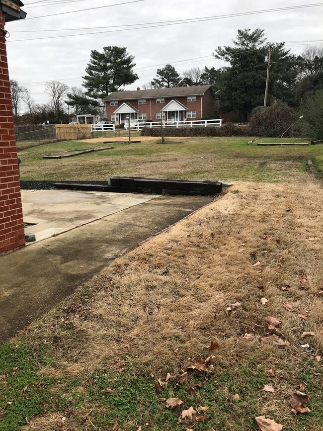 Building Photo - --  AVAILABLE IMMEDIATELY  -- 3 BR / 1 BA West End Home, Fenced in Backyard. Available Immediately!