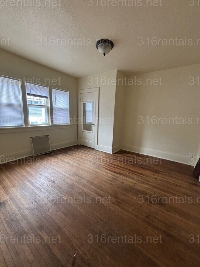 Building Photo - 3 bed 1 bath available NOW!