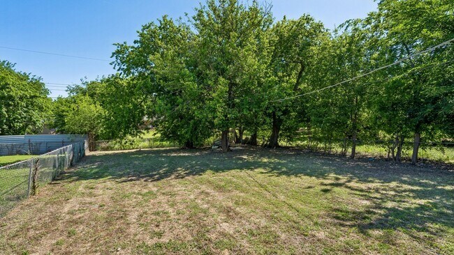 Building Photo - Charming 3 Bedroom Home +BONUS Room with Spacious Backyard