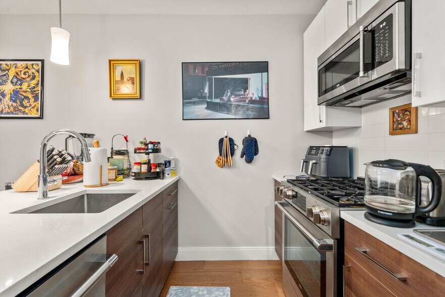 Building Photo - 475 Lagrange St