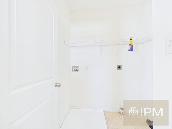 Building Photo - Modern 3 Bedroom Townhome with Garage & Outdoor Amenities!