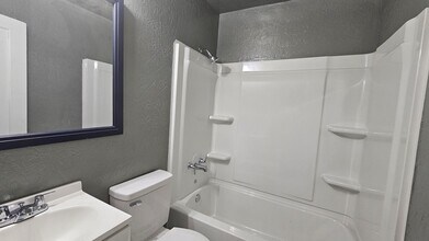 Building Photo - 3 Bed 1 bath home ready for immediate move in!