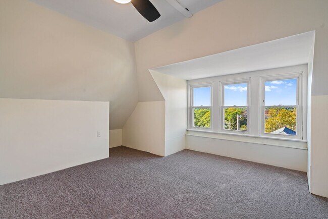 Building Photo - 5 bed 1 bath - newly updated, tons of space, central air, off street parking, laundry