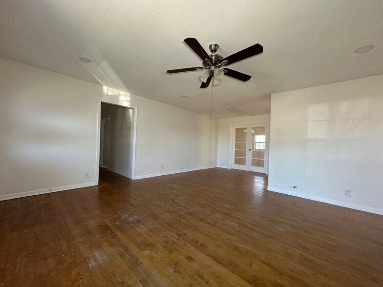 Building Photo - 1709 Navidad St