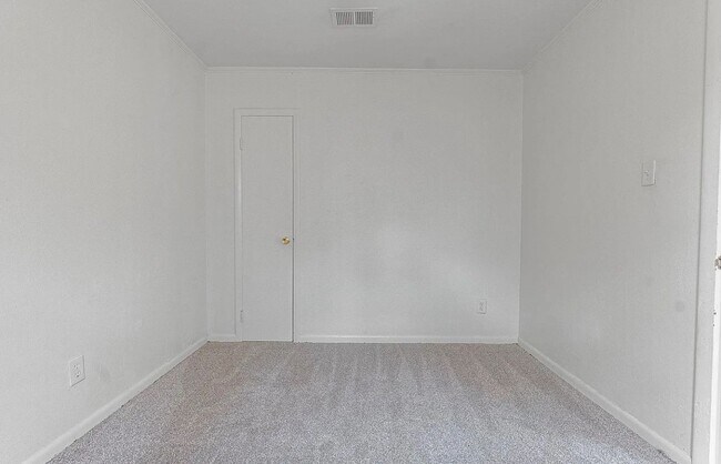 Building Photo - 4 bedroom, 2 bathroom near the University ...