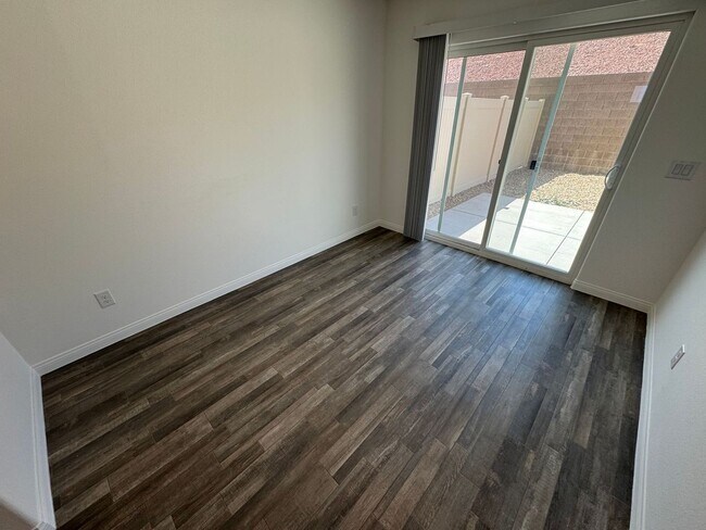 Building Photo - BEAUTIFUL PET FRIENDLY 3 BEDROOM 3 BATH TR...