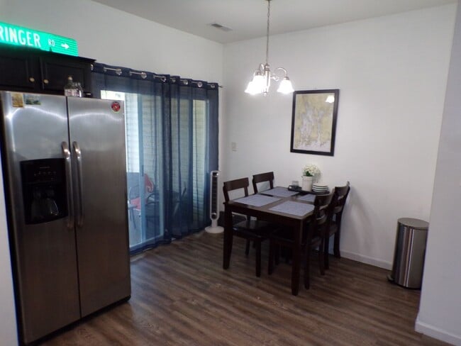 Building Photo - Two Bedroom Two and half Bathrooms Townhome!