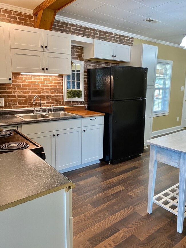 Building Photo - Amazing property! Dreamy wraparound porch! Immaculate & Completely Updated! 3 Bedrooms/2 Baths!