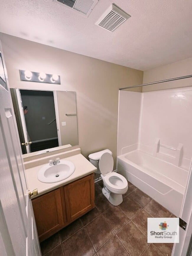 Building Photo - Updated 3 Bed 3.5 Bath Condo