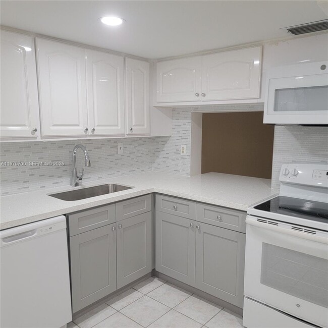 Building Photo - 6699 Racquet Club Dr