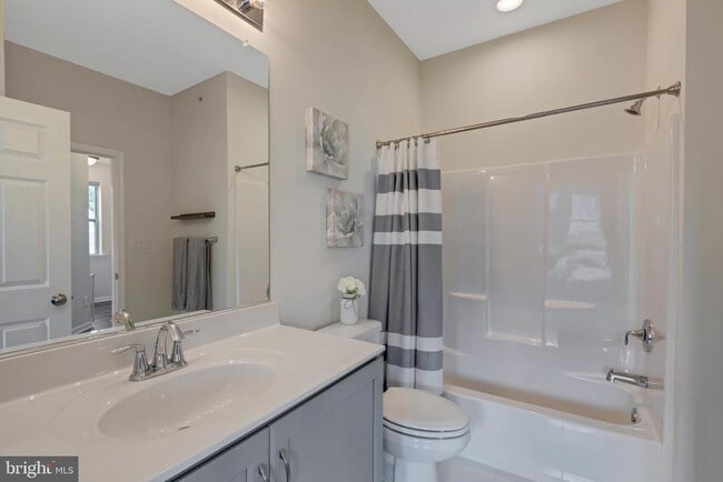 Building Photo - 250 Kestrel Ct