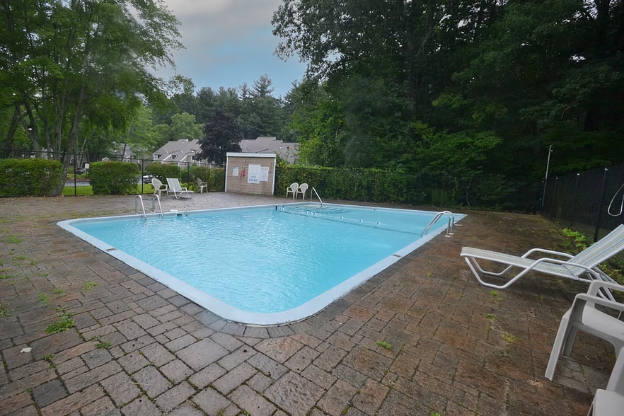 Seasonal pool - 318 Sterling St