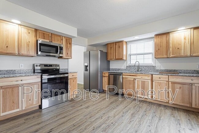 Building Photo - 5708 NW Raintree Ct