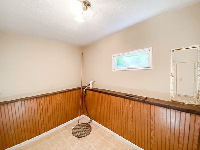 Building Photo - Beautifully Maintained 3 Bed 2 Bath Single...
