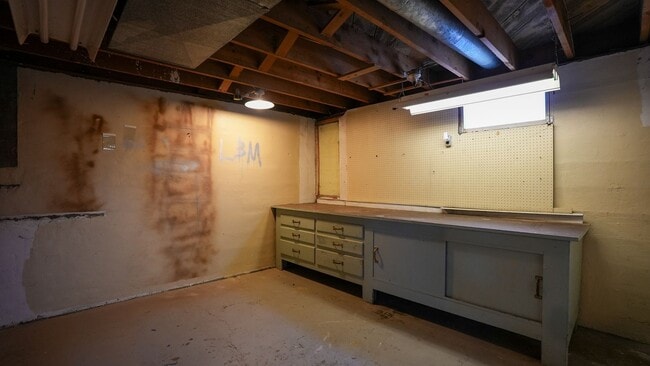 Building Photo - Comfort & Convenience: 3BR Home with Garage, RV Parking, and Flex Room