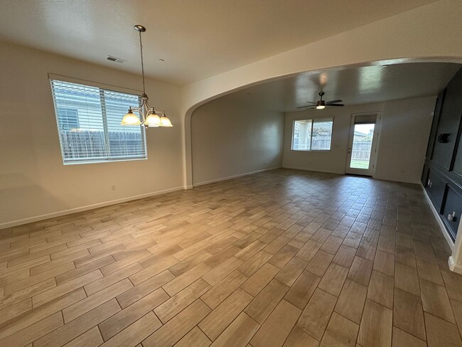 Building Photo - NW Visalia Home Coming Soon!