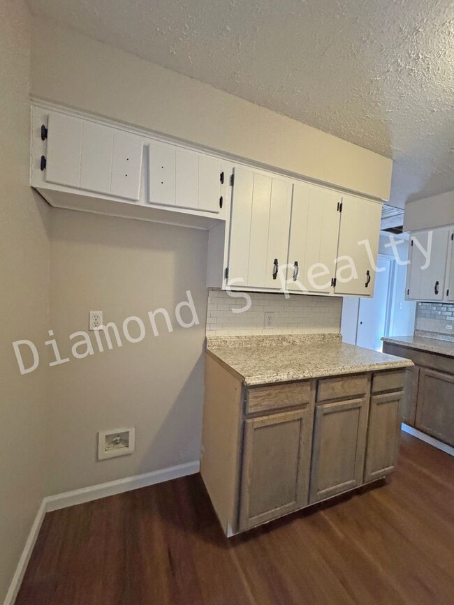 Building Photo - Cute 3 bedroom Home Available Now!