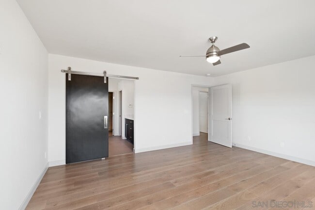 Building Photo - 923 Muirlands Vista Way