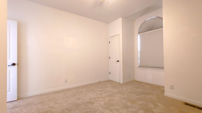 Building Photo - Beautiful 4 Bedroom 2.5 Bathroom House Located In The NE!