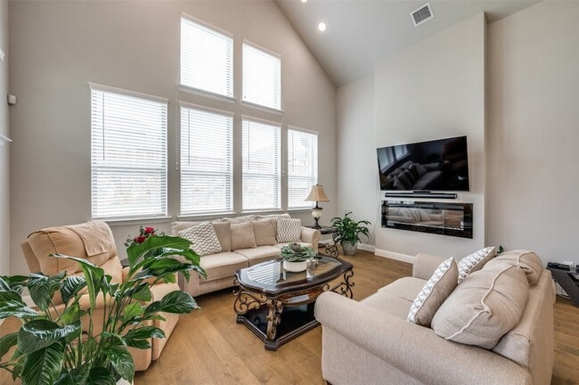 Building Photo - 9767 Maple Hill Ln