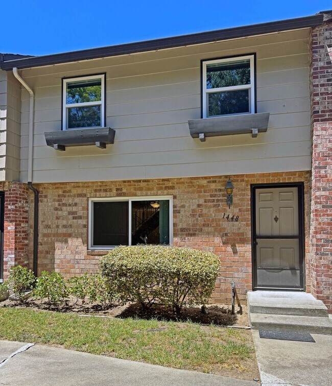 Building Photo - Beautifully Updated 3 Bedroom, 2.5 Bathroom Townhome!