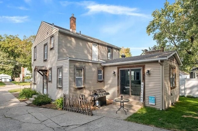 Building Photo - 2416 Aleda Ave SE