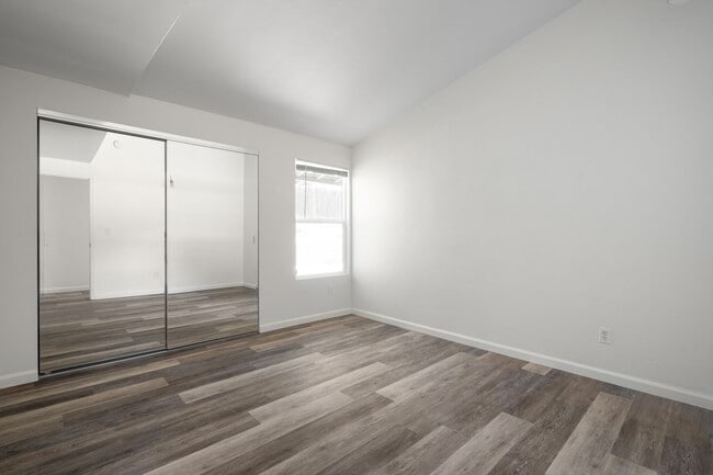 Building Photo - Oversized kitchen and living area!