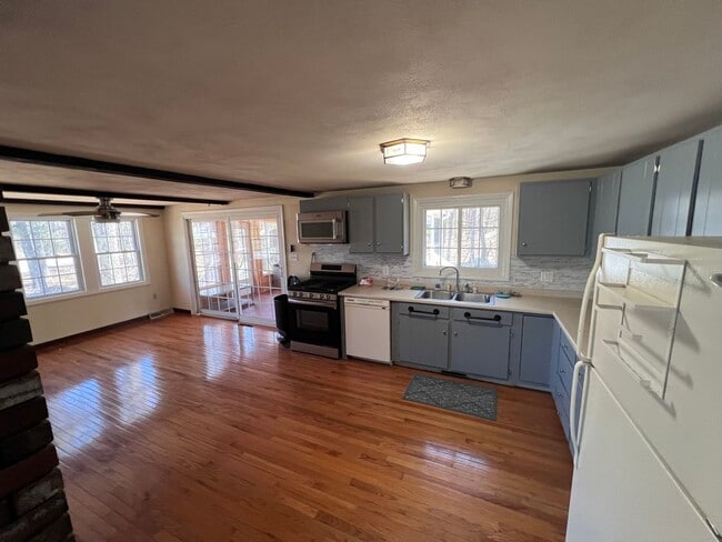 Building Photo - Check out this 3 bedroom 3 bath home for lease