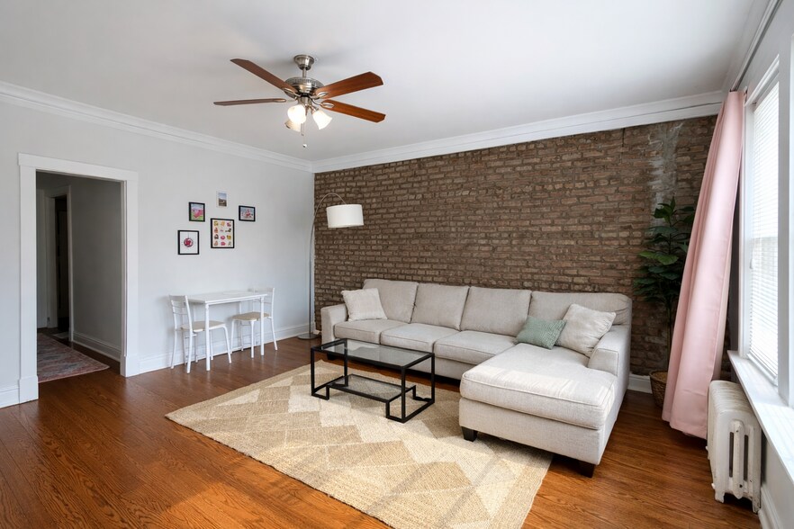 Building Photo - 2461 N Clark St