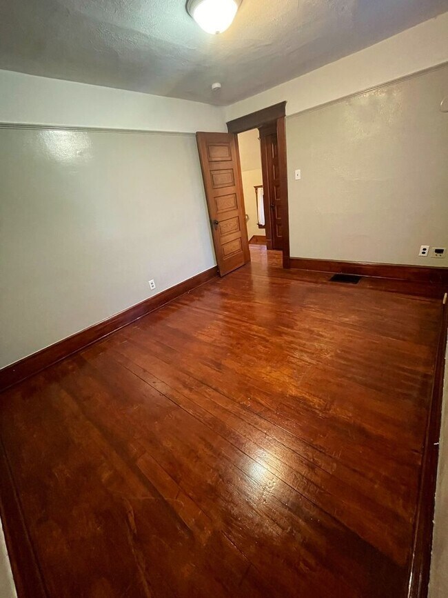 Building Photo - Three Bedroom House on Main St! | Parking, Laundry, and Central Air