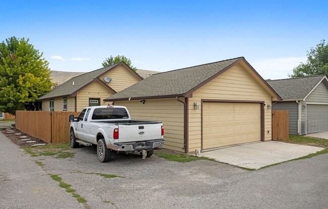 Building Photo - Gorgeous 4 Bed / 3 Bath Home on Hermione Lane!