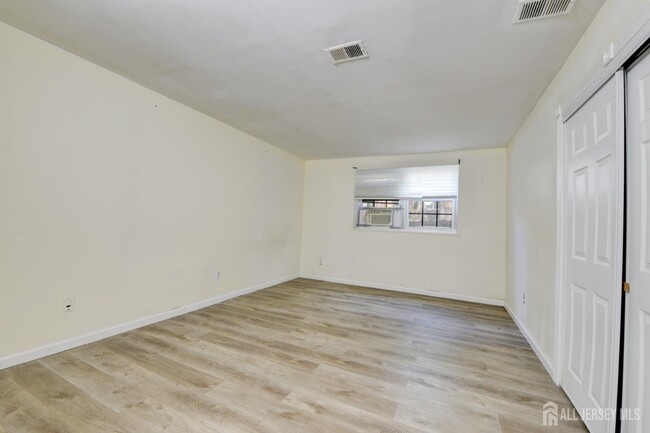 Building Photo - 382 College Dr