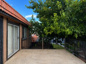 Building Photo - Green and Lush community, centrally located