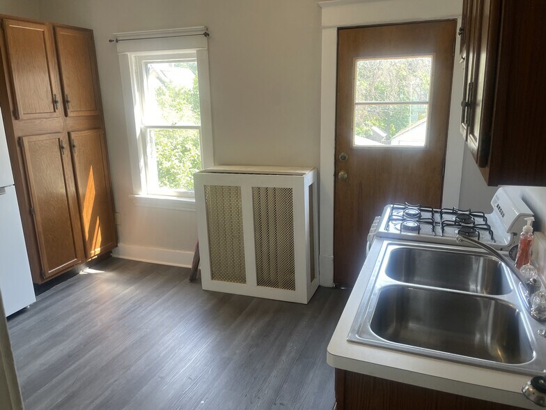 kitchen - 1384 Lafond Ave