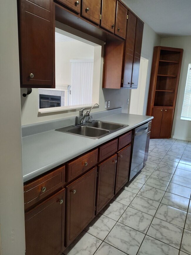 Building Photo - Spacious Home Conveniently Located in a Quiet Neighborhood!