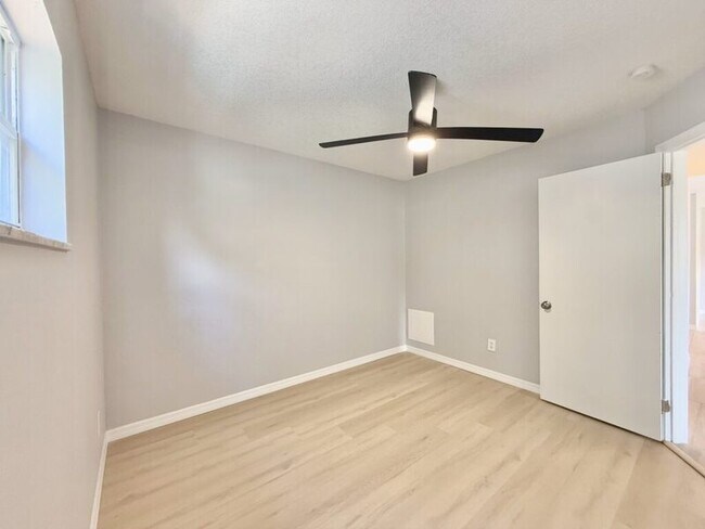 Building Photo - 8718 Thornwood Ln