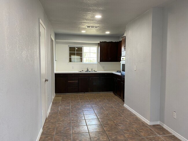 Building Photo - 3 Bedroom 1 Bath Home