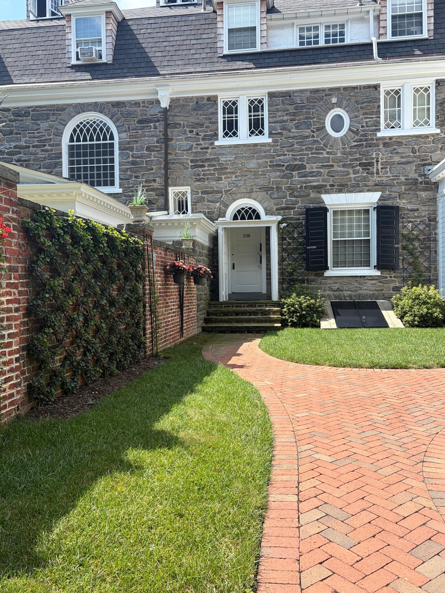 Courtyard entrance - 7709 Cherokee St