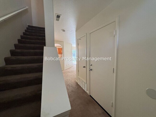Building Photo - 217 Meadowood Ct
