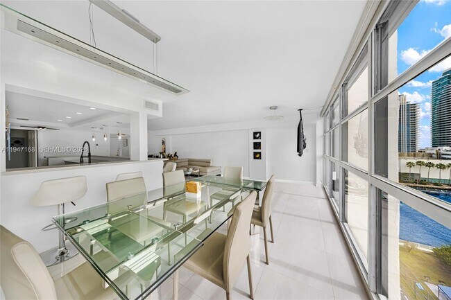 Building Photo - 600 Parkview Dr