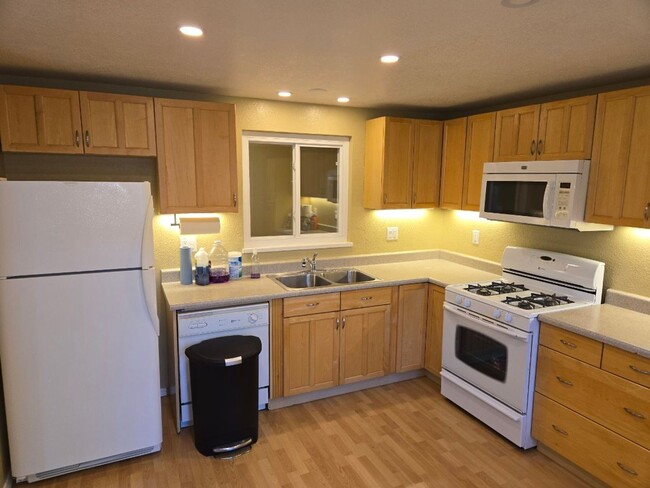 Building Photo - Campbell Duplex: 3 BR 1 BA with Garage & W...