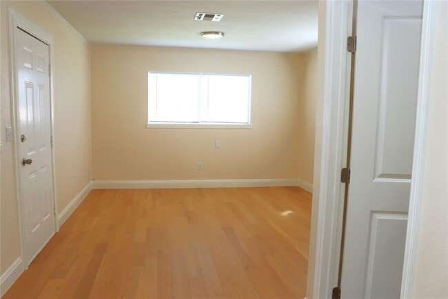 Building Photo - 535 W Vaughan St