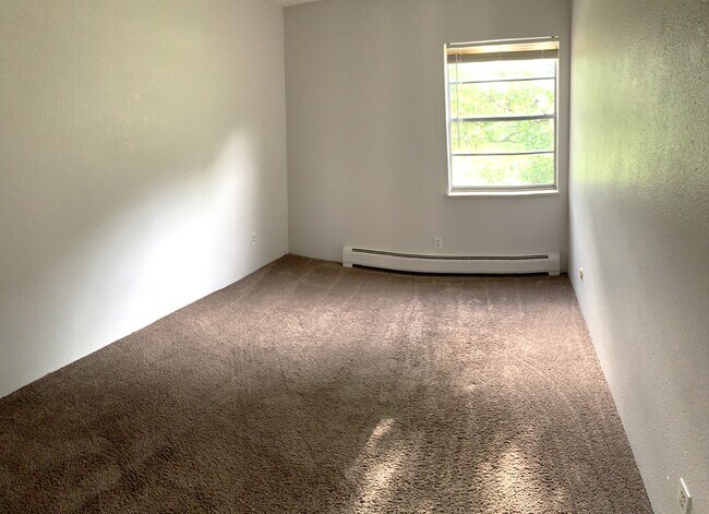Building Photo - 1350 Golden Cir