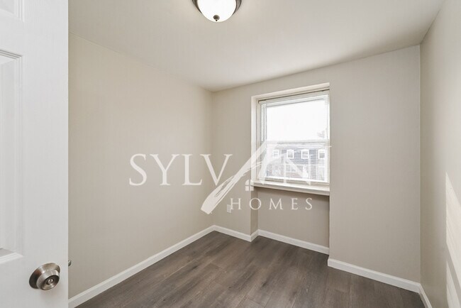 Building Photo - Lovely 3 level townhome in Essex!