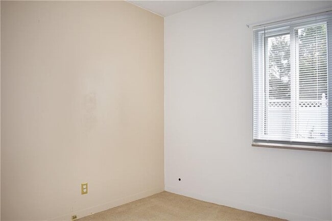 Building Photo - 100 Primrose Ave