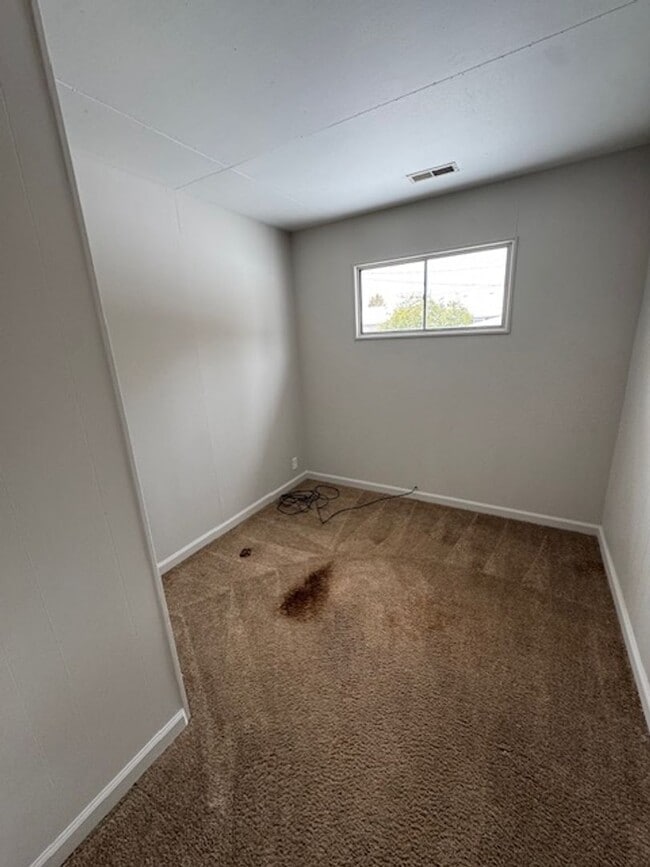 Building Photo - Great home in Waynedale!